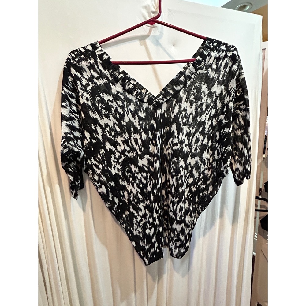 EXPRESS Black White Animal Print Button Tab Sleeve V Neck Blouse Top Size‎ S